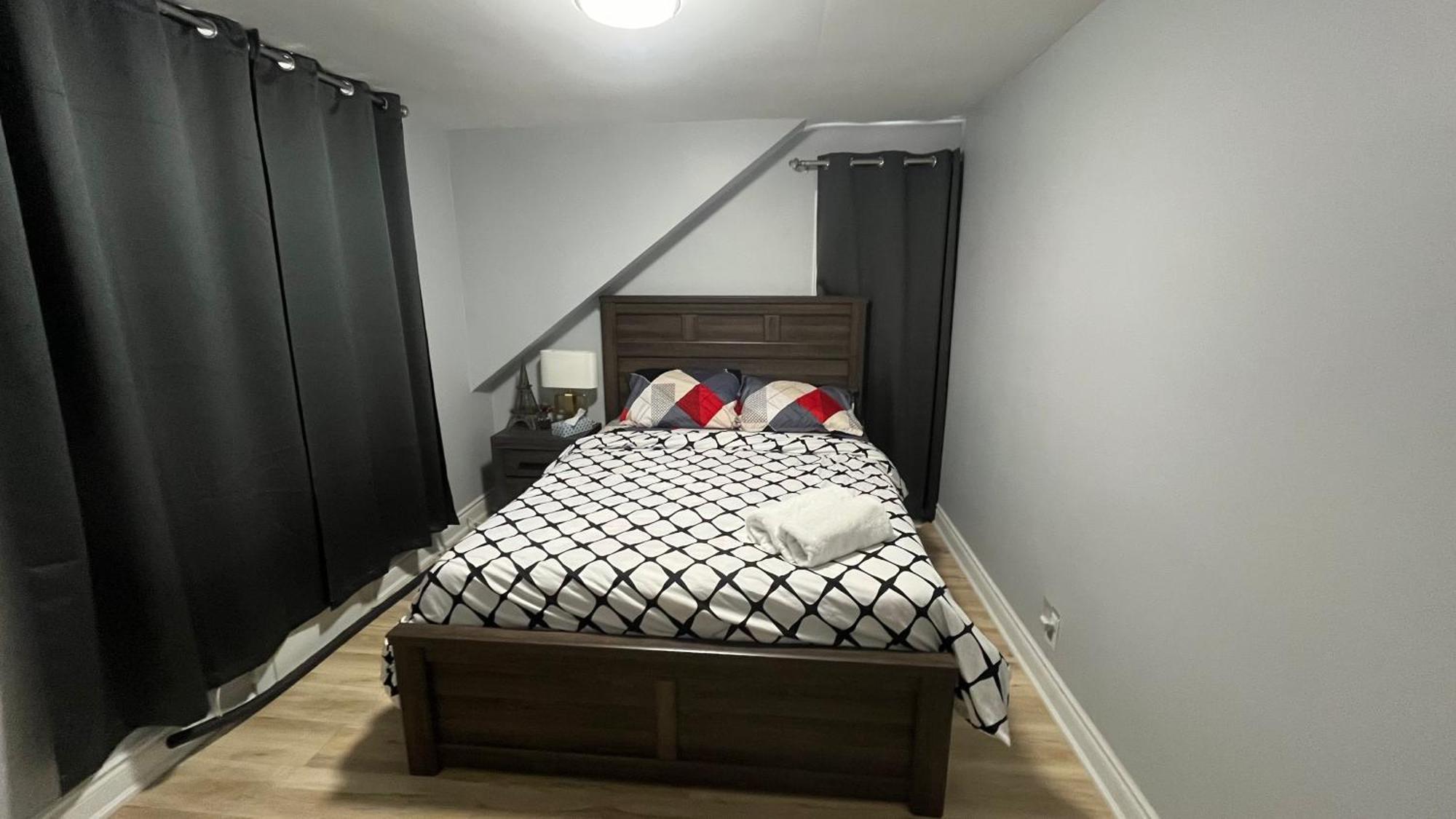 Renovated - Walk To Falls & Tourist District Holiday home Niagara Falls